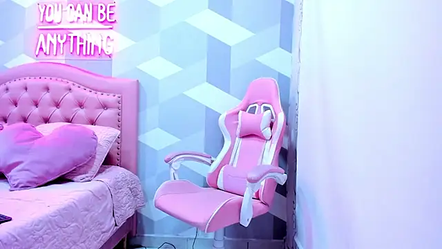 Gianna Watson online show from March 17, 2025, 1:29 pm