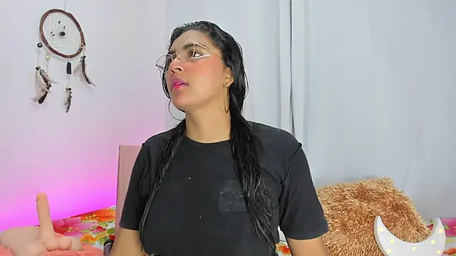 Melodymoore  online show from April 21, 2026, 8:26 pm