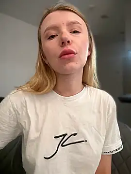 Snapshot of EvaBrooklyn chatting on March 13, 2025, 3:33 am EvaBrooklyn online show from March 13, 2025, 3:33 am