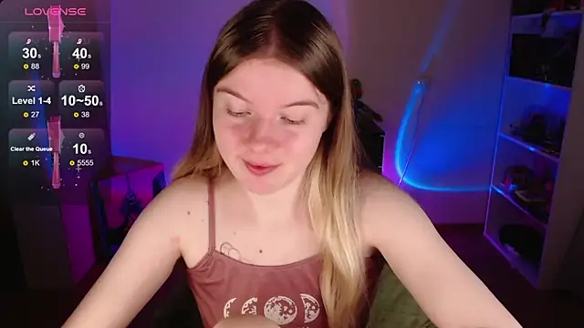 Snapshot of Strawberry_juli chatting on October 3, 2025, 6:37 am Strawberry juli online show from October 3, 2025, 6:37 am