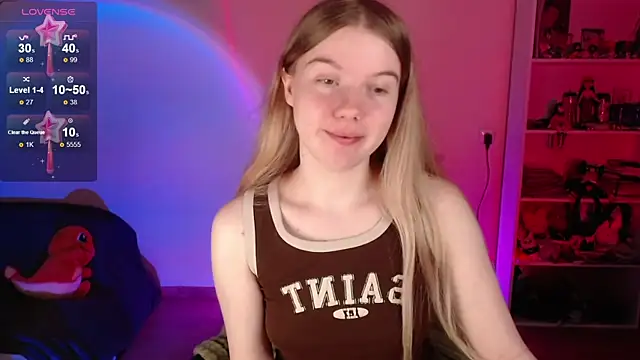 Snapshot of Strawberry_juli chatting on May 18, 2026, 5:45 am Strawberry juli online show from May 18, 2026, 5:45 am