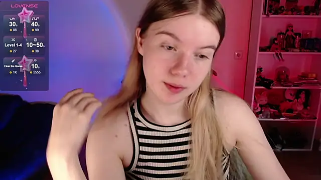 Snapshot of Strawberry_juli chatting on June 10, 2026, 6:58 am Strawberry juli online show from June 10, 2026, 6:58 am