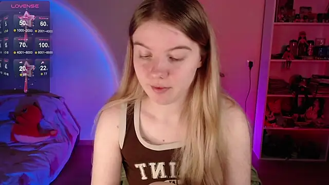 Snapshot of Strawberry_juli chatting on May 19, 2026, 5:36 am Strawberry juli online show from May 19, 2026, 5:36 am