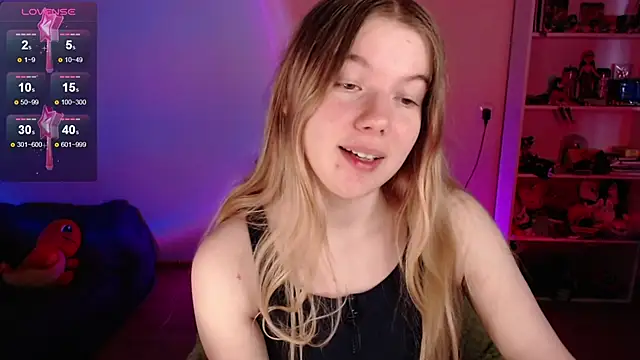Snapshot of Strawberry_juli chatting on June 6, 2026, 5:34 am Strawberry juli online show from June 6, 2026, 5:34 am