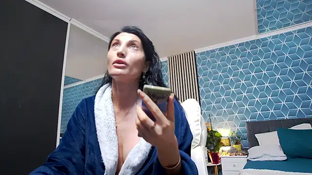 zoeylarkens online show from November 25, 2025, 7:47 pm