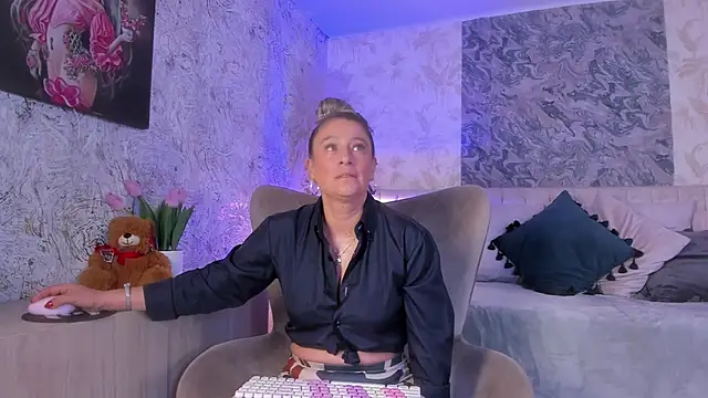 Liannaa  online show from November 20, 2025, 7:47 pm