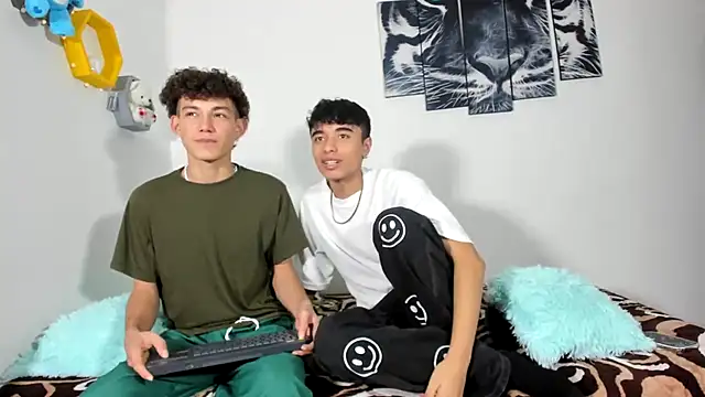 Snapshot of Maxxi_hot23 chatting on March 14, 2025, 8:17 pm Maxxi hot23 online show from March 14, 2025, 8:17 pm