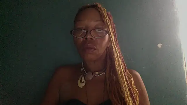 Snapshot of Ladyzee25 chatting on October 24, 2025, 12:59 pm Ladyzee25 online show from October 24, 2025, 12:59 pm