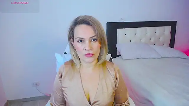 Snapshot of CarolinneFiotti chatting on October 15, 2025, 1:41 pm CarolinneFiotti online show from October 15, 2025, 1:41 pm