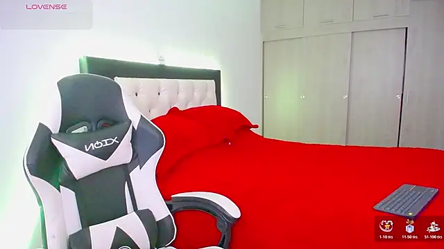 Snapshot of CarolinneFiotti chatting on November 13, 2025, 3:27 pm CarolinneFiotti online show from November 13, 2025, 3:27 pm