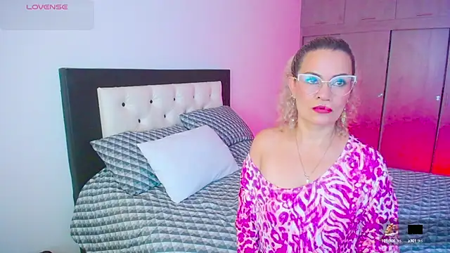 Snapshot of CarolinneFiotti chatting on September 27, 2025, 1:17 pm CarolinneFiotti online show from September 27, 2025, 1:17 pm