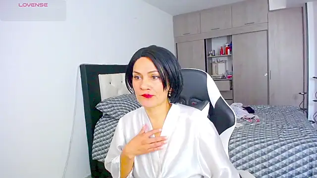 Snapshot of CarolinneFiotti chatting on November 25, 2025, 2:28 pm CarolinneFiotti online show from November 25, 2025, 2:28 pm