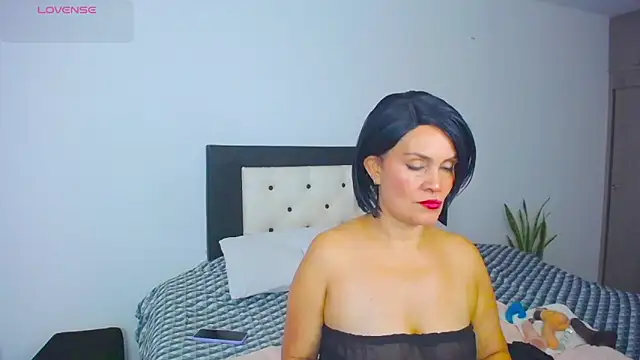 Snapshot of CarolinneFiotti chatting on October 10, 2025, 1:01 pm CarolinneFiotti online show from October 10, 2025, 1:01 pm