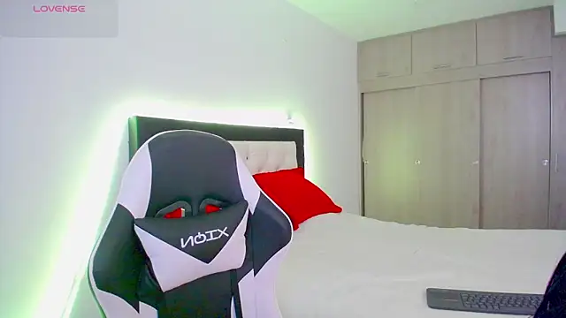 Snapshot of CarolinneFiotti chatting on November 19, 2025, 2:50 pm CarolinneFiotti online show from November 19, 2025, 2:50 pm