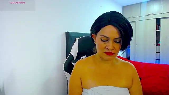 Snapshot of CarolinneFiotti chatting on December 3, 2025, 1:32 pm CarolinneFiotti online show from December 3, 2025, 1:32 pm