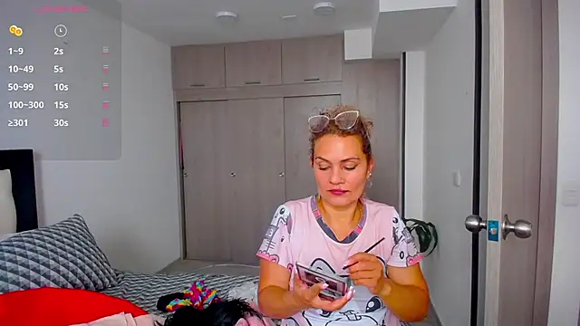 Snapshot of CarolinneFiotti chatting on September 11, 2025, 2:28 pm CarolinneFiotti online show from September 11, 2025, 2:28 pm