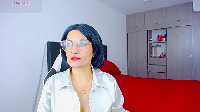 Snapshot of CarolinneFiotti chatting on November 14, 2025, 2:10 pm CarolinneFiotti online show from November 14, 2025, 2:10 pm