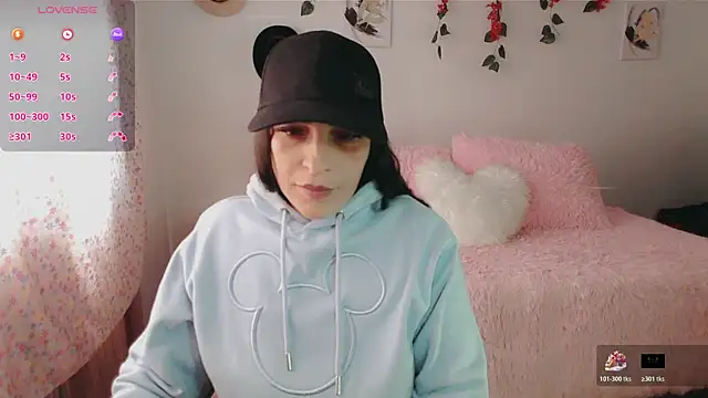 luna lgomez  online show from November 12, 2025, 12:42 pm