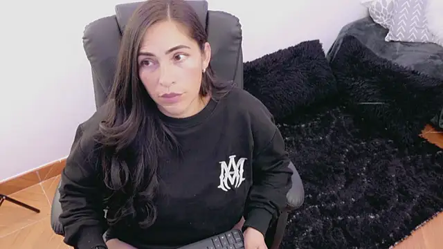 luna lgomez  online show from April 19, 2026, 2:56 am