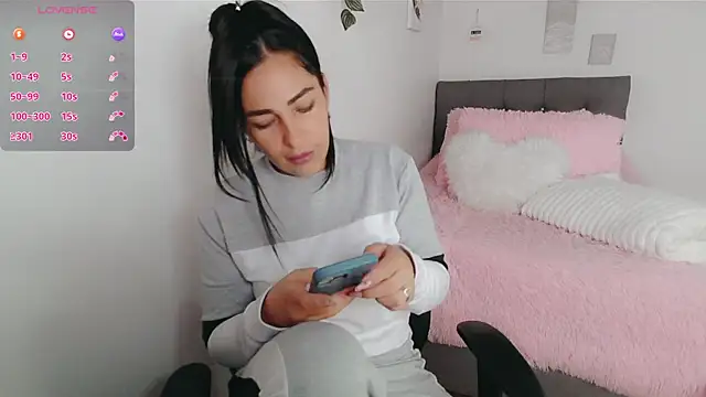 luna lgomez  online show from December 19, 2025, 12:51 pm