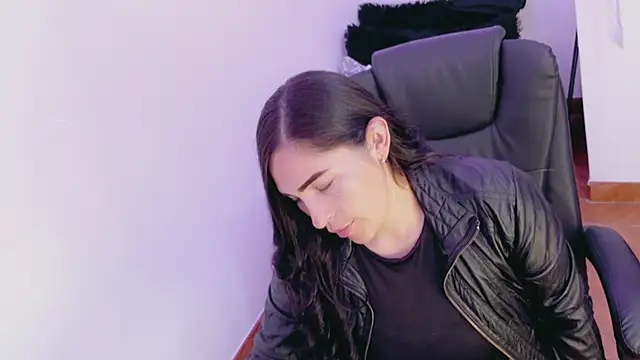 luna lgomez  online show from April 18, 2026, 1:35 pm