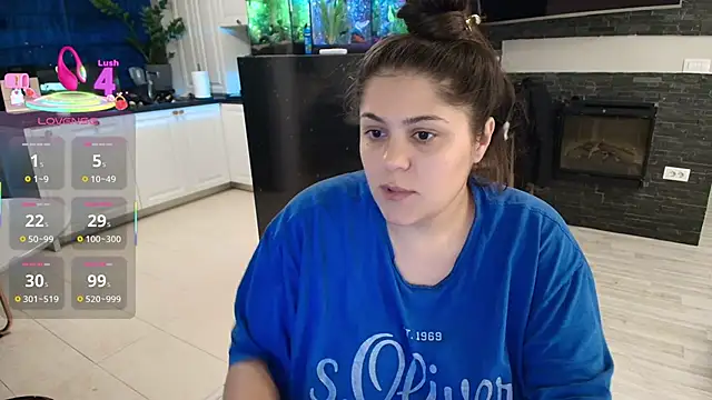 Layla- online show from October 24, 2025, 1:43 pm