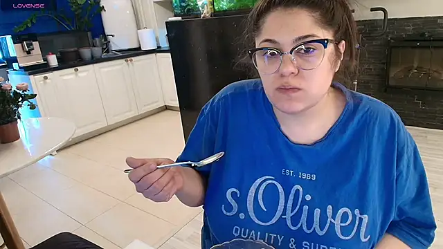 Layla- online show from March 2, 2026, 10:22 am