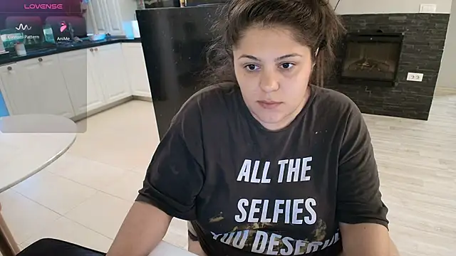 Layla- online show from September 24, 2025, 12:22 pm