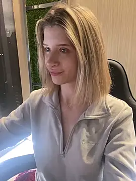 amorearte m online show from March 18, 2025, 11:09 pm