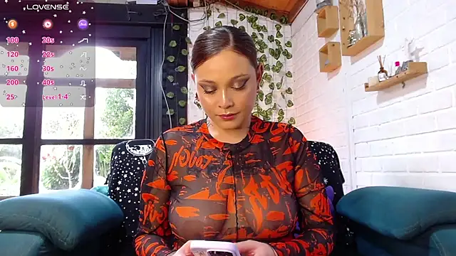 LiraSonnett online show from February 24, 2026, 10:10 pm