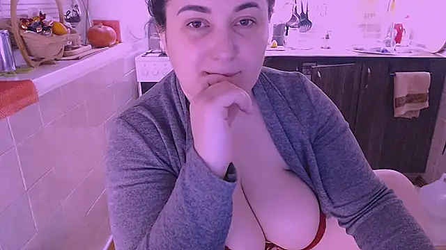 Snapshot of SoftLia chatting on December 14, 2025, 5:18 pm SoftLia online show from December 14, 2025, 5:18 pm