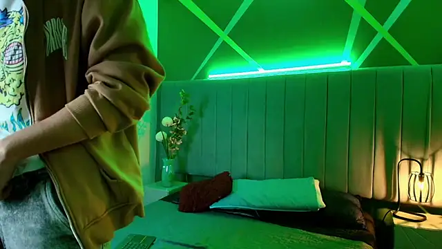 Snapshot of Andrew_Wolff chatting on October 29, 2025, 2:21 am Andrew Wolff online show from October 29, 2025, 2:21 am