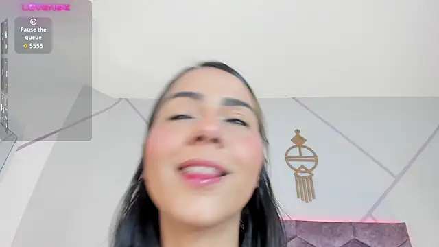 aurora collinss  online show from October 17, 2025, 12:40 pm