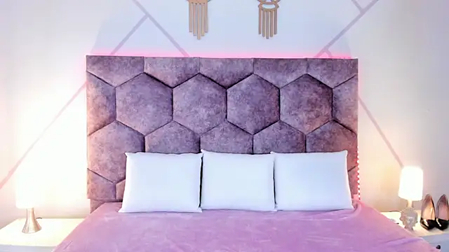 aurora collinss  online show from November 9, 2025, 1:15 pm