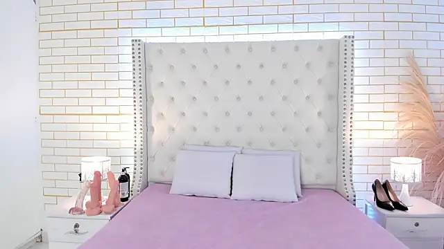 aurora collinss  online show from February 23, 2026, 1:01 pm