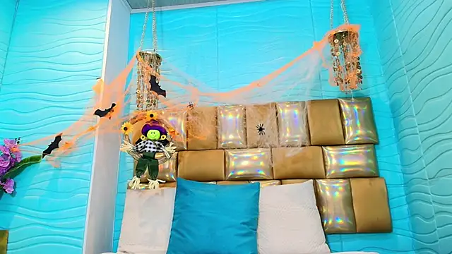 Mia Montess online show from October 24, 2025, 1:10 pm