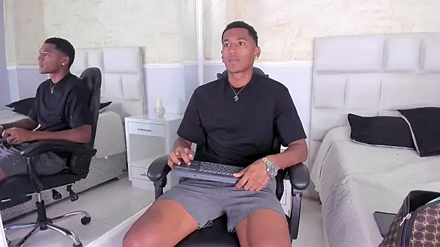 LexiAndDeker online show from October 31, 2025, 6:04 pm