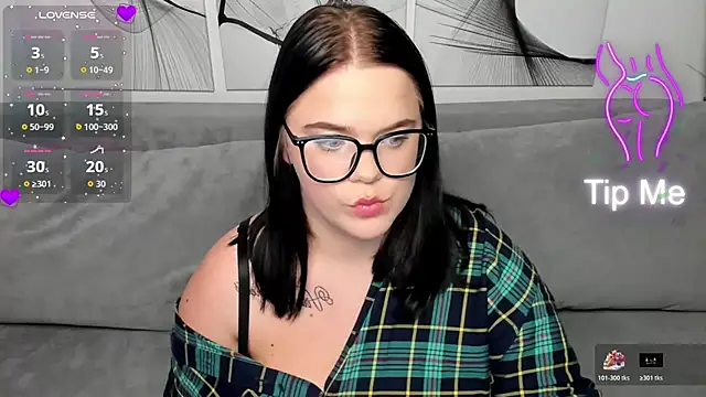 Snapshot of Eliss_Shyyo chatting on December 13, 2025, 8:04 pm Eliss Shyyo online show from December 13, 2025, 8:04 pm