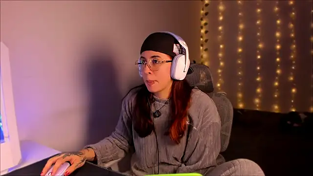 Snapshot of Camil_Lee chatting on October 28, 2025, 2:23 am Camil Lee online show from October 28, 2025, 2:23 am