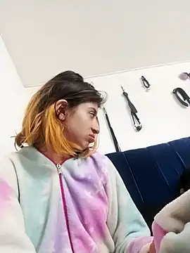 KratosAfroditacs online show from November 19, 2025, 4:51 pm