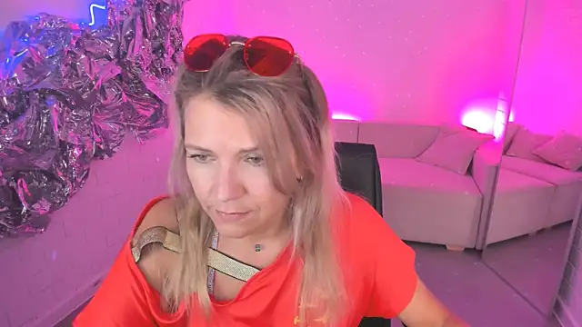 Snapshot of NicoleHitman chatting on July 22, 2026, 1:35 pm NicoleHitman online show from July 22, 2026, 1:35 pm