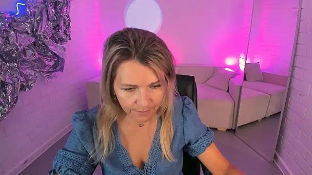 Snapshot of NicoleHitman chatting on July 27, 2026, 1:18 pm NicoleHitman online show from July 27, 2026, 1:18 pm