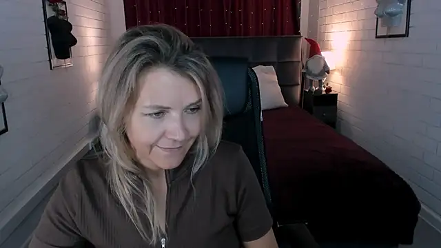 Snapshot of NicoleHitman chatting on July 24, 2026, 1:29 pm NicoleHitman online show from July 24, 2026, 1:29 pm
