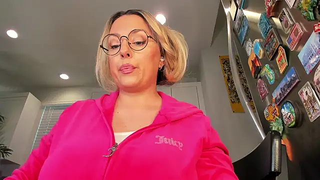 Snapshot of realtoxxxxmaria chatting on December 4, 2025, 6:40 pm realtoxxxxmaria online show from December 4, 2025, 6:40 pm