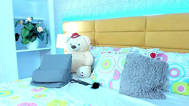 LeilaHiuston online show from December 14, 2025, 8:42 am