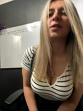 Snapshot of Isabella_Varella chatting on January 13, 2026, 12:53 pm Isabella Varella online show from January 13, 2026, 12:53 pm