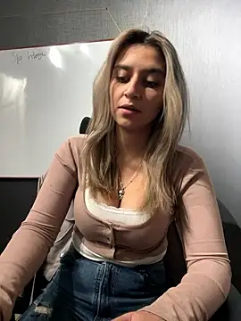 Snapshot of Isabella_Varella chatting on January 8, 2026, 12:55 pm Isabella Varella online show from January 8, 2026, 12:55 pm