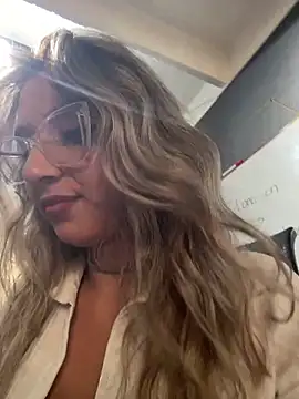 Snapshot of Isabella_Varella chatting on January 5, 2026, 5:27 pm Isabella Varella online show from January 5, 2026, 5:27 pm