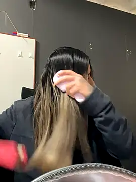 Isabella Varella online show from November 21, 2025, 12:37 pm