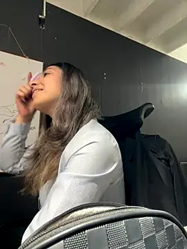 Isabella Varella online show from December 1, 2025, 12:28 pm